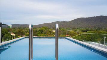 Una piscina al aire libre, una piscina climatizada