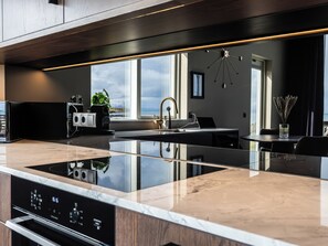 Deluxe-huvila | Yksityinen keittiö | Täysikokoinen jääkaappi, mikroaaltouuni, uuni, liesi