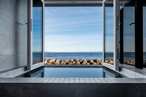 华丽公寓 | 浴室 | 独立的浴缸和淋浴、大花洒淋浴喷头、名牌洗护用品、吹风机