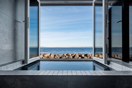 Deluxe Apartment | Bathroom. Bay View Apartments