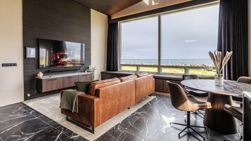 Villa Deluxe | Coin séjour | TV connectée de 75 pouces avec chaßnes numériques, télévision, iPad