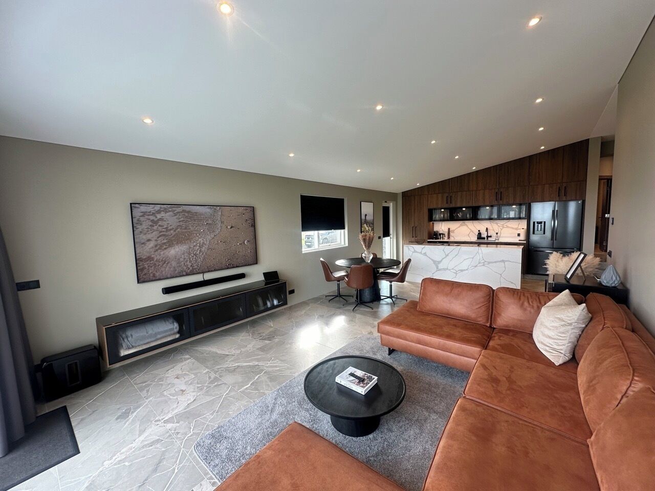 Appartement Deluxe | Coin séjour | TV connectée de 75 pouces avec chaînes numériques, télévision, iPad