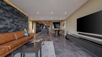 Departamento Deluxe | Área de sala de estar | Smart TV de 75 pulgadas con canales digitales, televisión y iPad