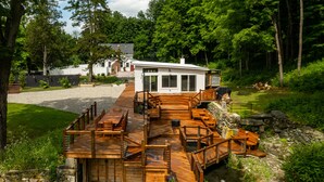 Eine Holzterrasse mit Sitzgelegenheiten im Freien und einer kleinen Wasserspiele.