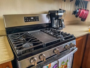 Fridge, microwave, oven, stovetop - Jamaican life Rental Home (Montego Bay)