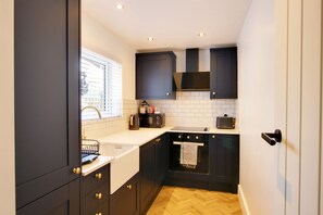 Kühlschrank, Mikrowelle, Ofen, Wasserkocher