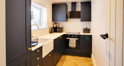 Delightful two bedroom cottage near town centre