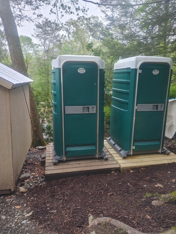 Property grounds - Campers Paradise, cozy tents, hot tub, free EV charger. Pet friendly (Dover Plains)