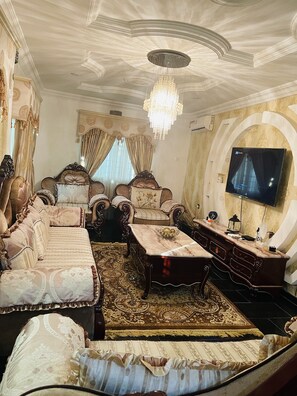 4 bedrooms, iron/ironing board, free WiFi