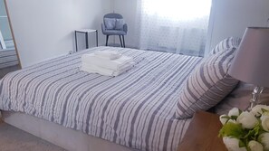 2 bedrooms, iron/ironing board, internet, bed sheets