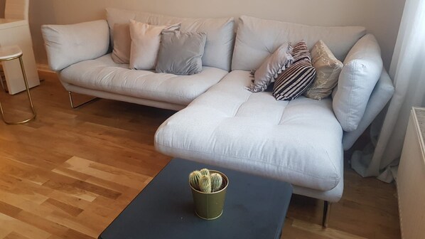 Smart TV - Lovely 2 bed 2 bath apartment in the heart of wimbledon (London)