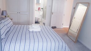 2 bedrooms, iron/ironing board, internet, bed sheets - Lovely 2 bed 2 bath apartment in the heart of wimbledon (London)