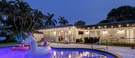 Een buitenzwembad en een verwarmd zwembad