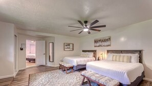 5 間睡房、書桌、熨斗/熨衫板、可攜式嬰兒床