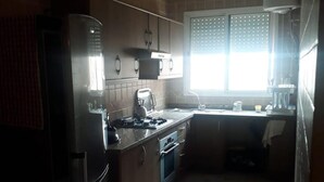 Appartement | Privékeuken | Een koelkast, een microgolfoven, een oven, een kookplaat