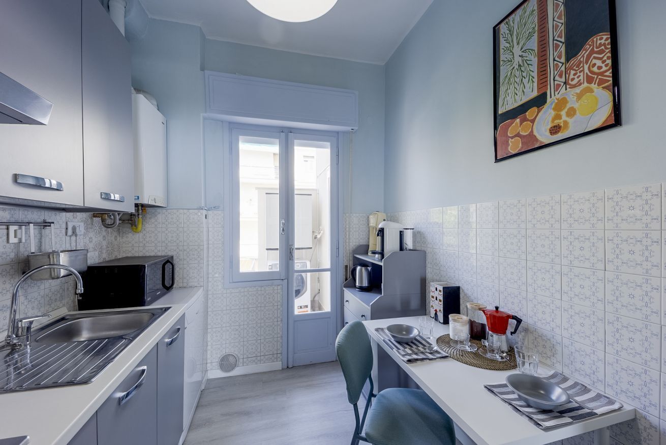 Kühlschrank, Mikrowelle, Herdplatte, Geschirrspüler