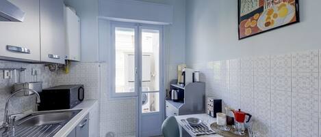 Kühlschrank, Mikrowelle, Herdplatte, Geschirrspüler