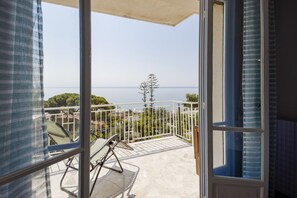 Interior - GuestHost - Modern and comfortable apartment equipped with every comfort and perfect for 6 guests is located a few steps from the beaches of Foce and the cycle path, 24 km long. You will find bathing establishments, free and equipped beaches, easily reac (Sanremo)