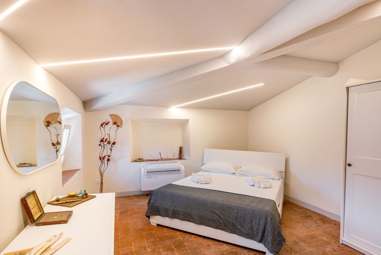 1 habitación, tabla de planchar con plancha, internet y ropa de cama 