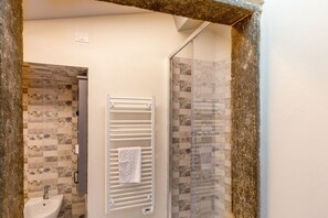Dusche, Haartrockner, Bidet, Handtücher