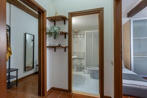 Chuveiro, secador de cabelo, bidê, toalhas de banho
