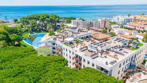 A coastal hotel with multiple buildings, a swimming pool, and a view of the sea. - Apartment SOL CAMBRILS PARK with SPA area (Cambrils)
