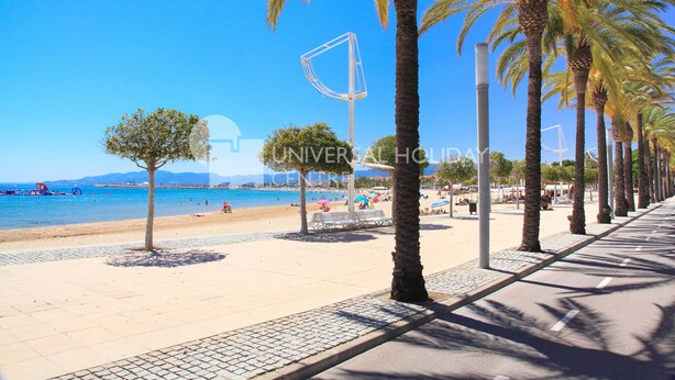 A beachside promenade with palm trees, a clear blue sky, and a calm sea. - Apartment SOL CAMBRILS PARK with SPA area (Cambrils)