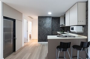 Kühlschrank, Mikrowelle, Ofen, Herdplatte
