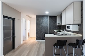 Kühlschrank, Mikrowelle, Ofen, Herdplatte