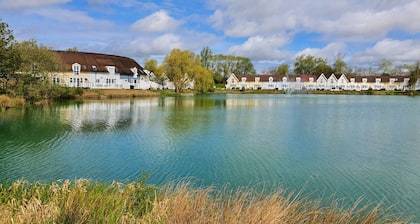 Lake house - sleeps 7