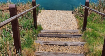 Lake house - sleeps 7