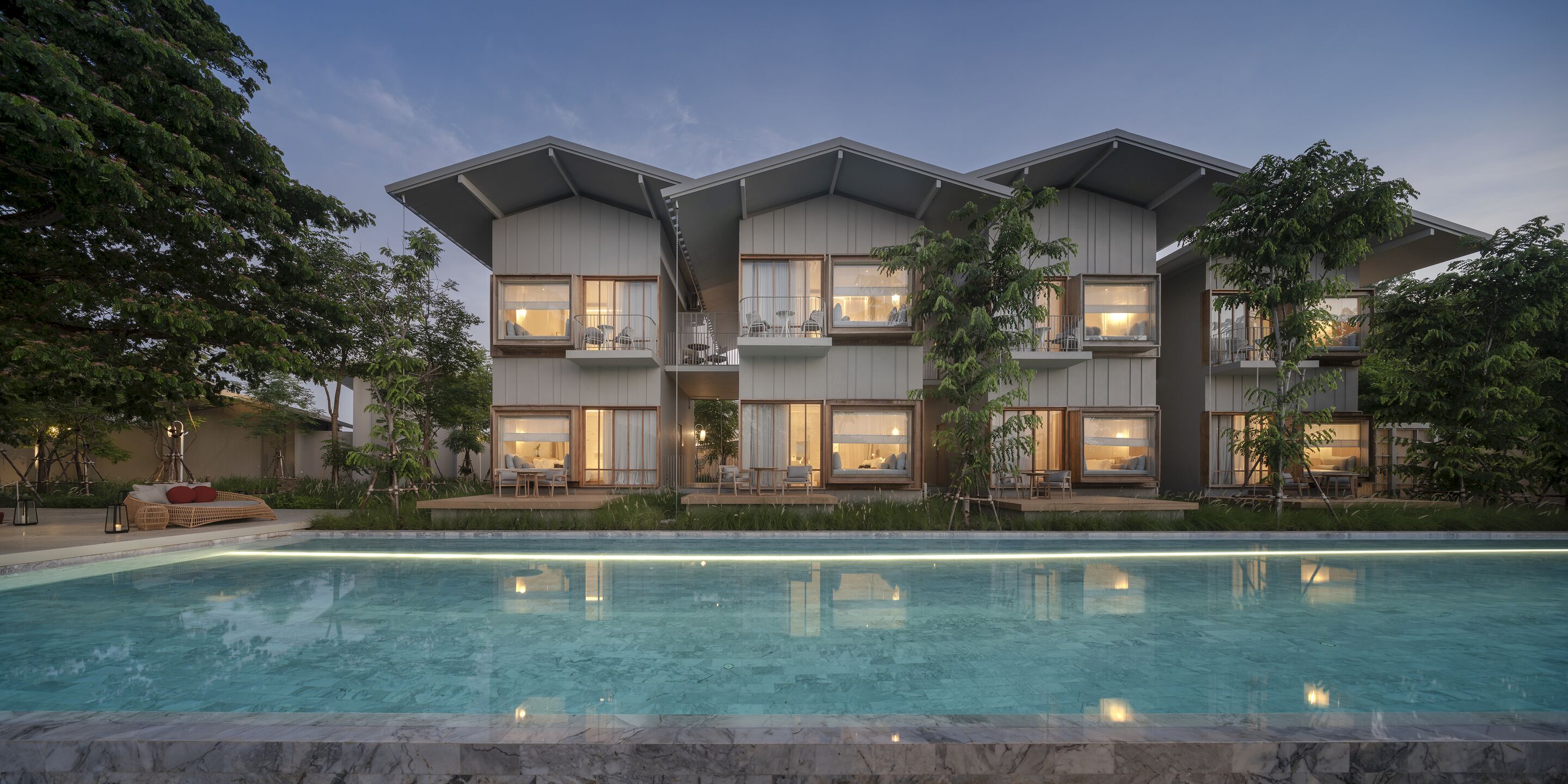 Una piscina al aire libre