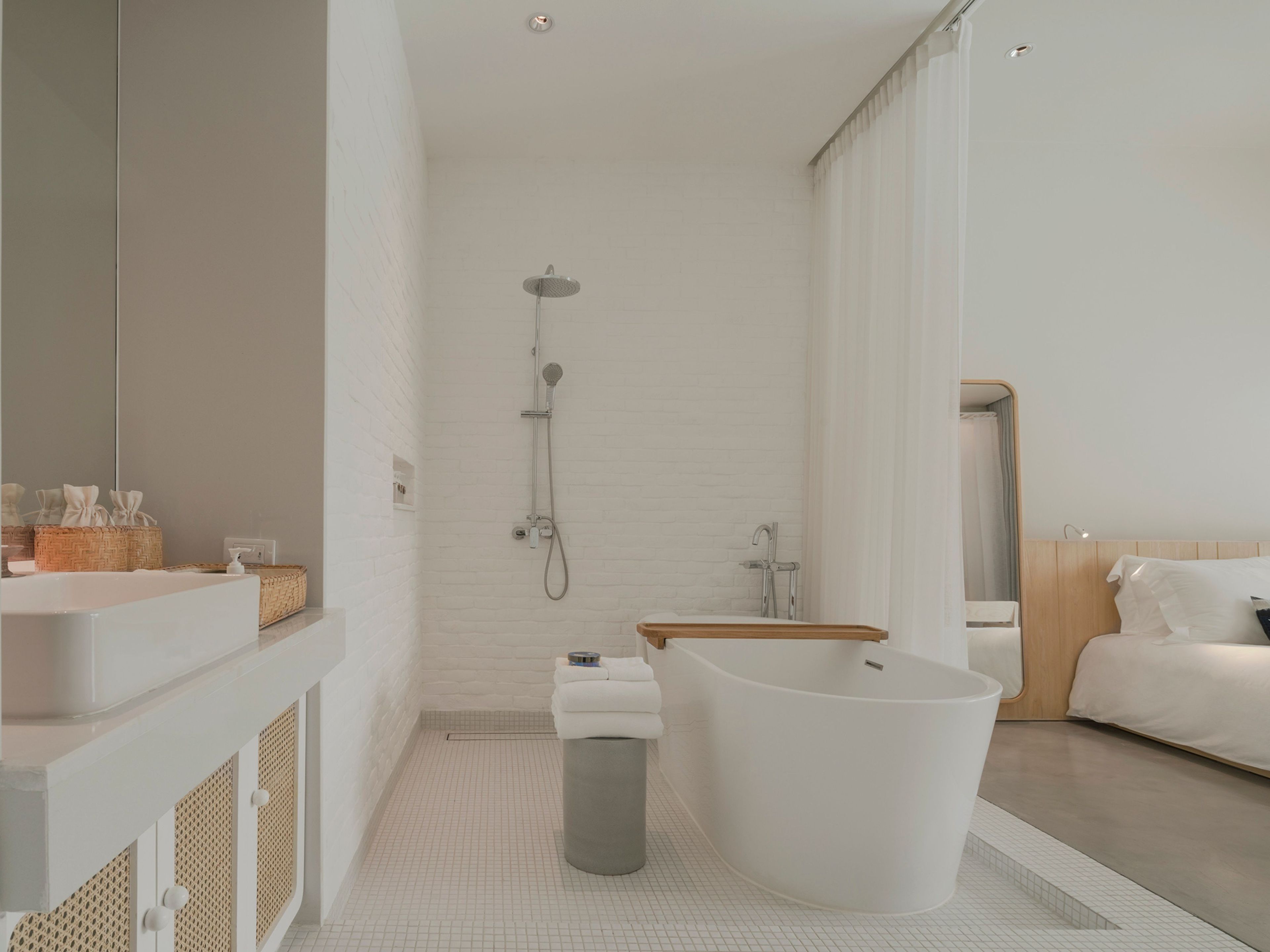 Un baño moderno con bañera, ducha e inodoro.