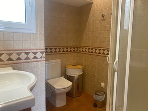 Shower, hair dryer, towels, toilet paper - 3 bedroom apartment in Na Macaret, 289A (Urb. Na Macaret (Es Mercadal))