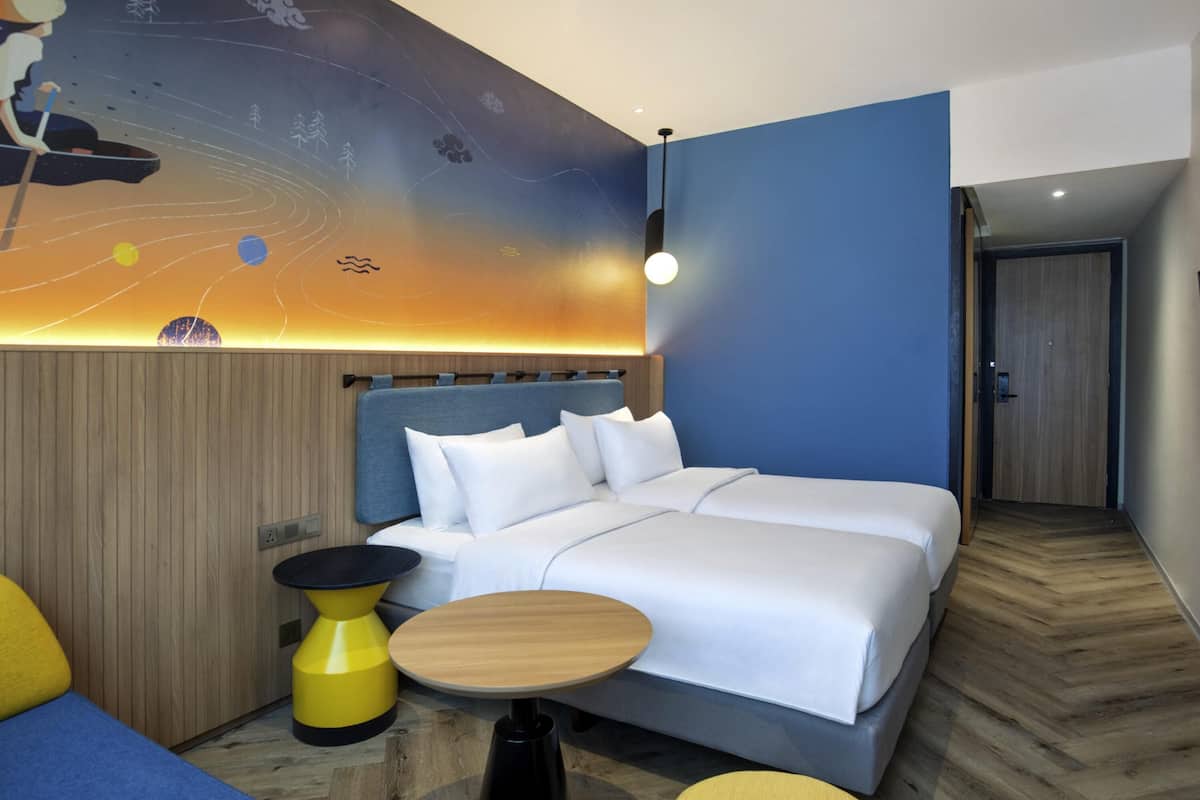 Deluxe Twin Room | In-room safe, desk, blackout drapes, iron/ironing board