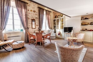Loft Mewah, ensuite, pemandangan laut (Mouragia Loft) | Restoran