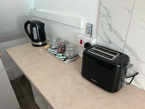 House | Private kitchen | Fridge, microwave, oven, stovetop - Cosy House Near lea Hall Train Station bhx nec nia (Birmingham)