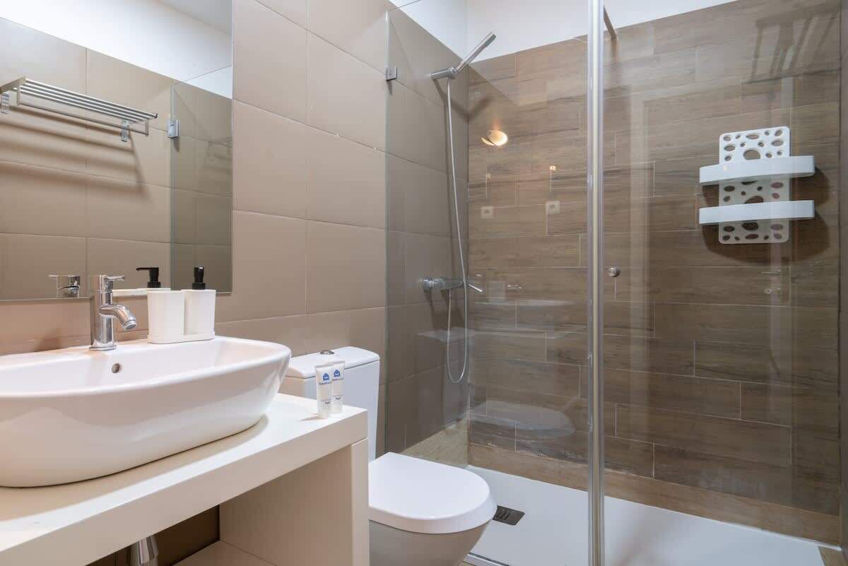 Shower, hair dryer, towels, shampoo