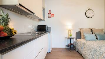 Jääkaappi, mikroaaltouuni, liesi, leivänpaahdin