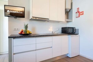 Geladeira, micro-ondas, cooktop, cafeteira/chaleira