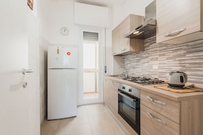 Kühlschrank, Ofen, Kochgeschirr/Geschirr/Besteck, Esstisch
