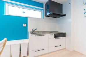 冷蔵庫、電子レンジ、コンロ、調理器具と食器