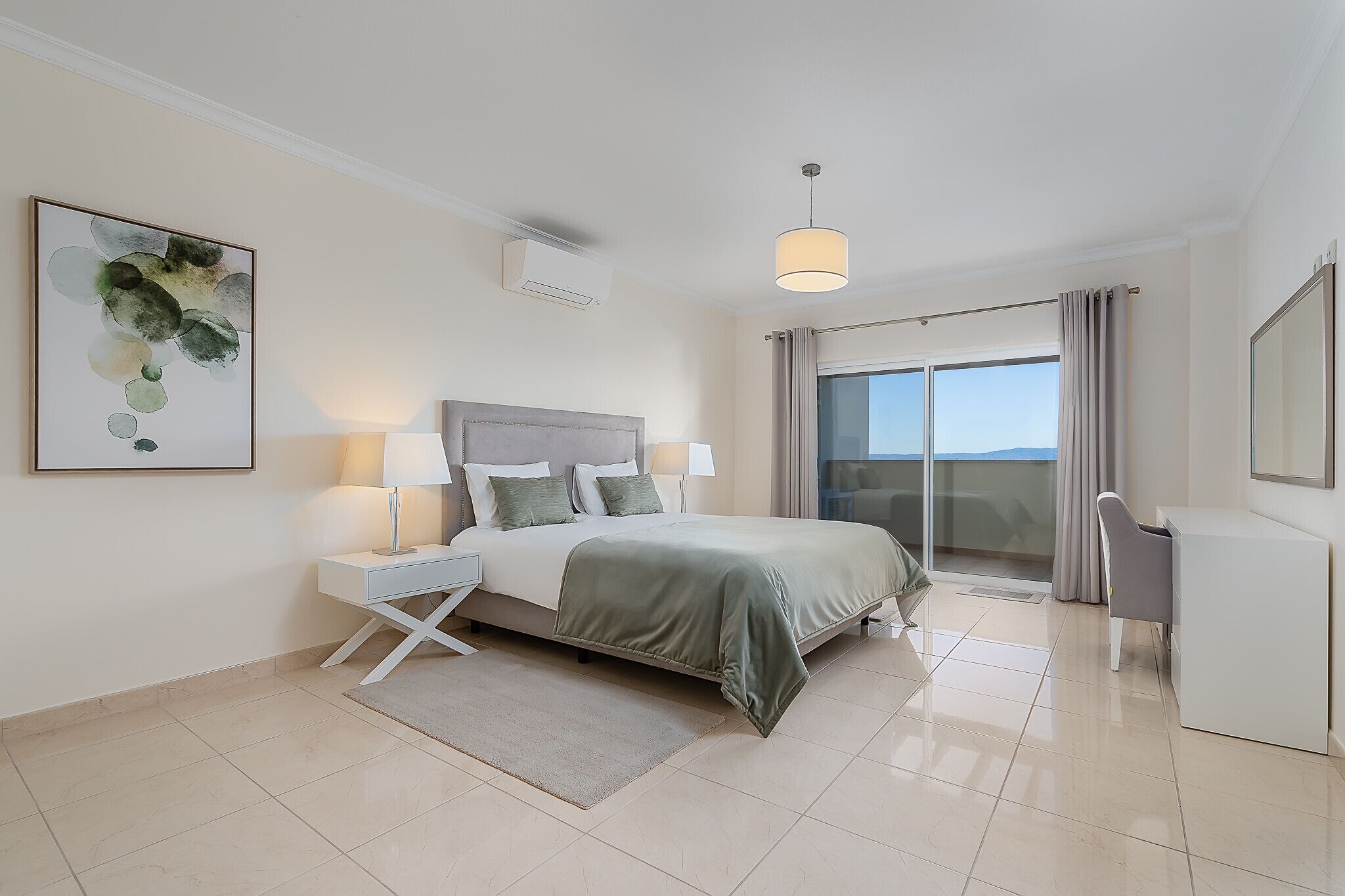 3 chambres, coffres-forts dans les chambres, fer et planche à repasser