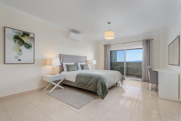 3 bedrooms, in-room safe, iron/ironing board, travel cot