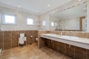 Badewanne, Haartrockner, Handtücher