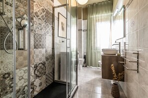 Shower, hair dryer, bidet, towels