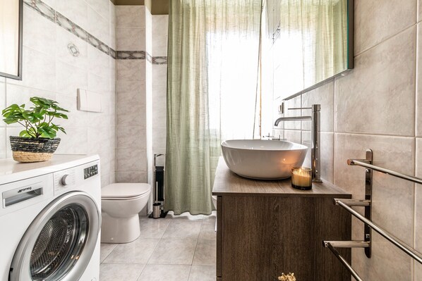 Shower, hair dryer, bidet, towels