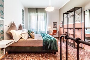 4 bedrooms, iron/ironing board, free WiFi, bed sheets