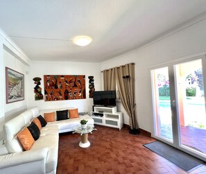 Televisión y chimenea 