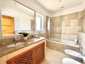 Badewanne, Haartrockner, Handtücher